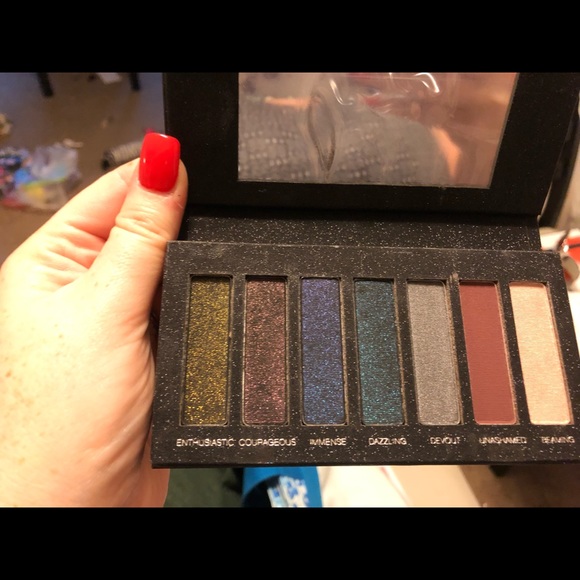 Eyeshadow pallet - Picture 2 of 2